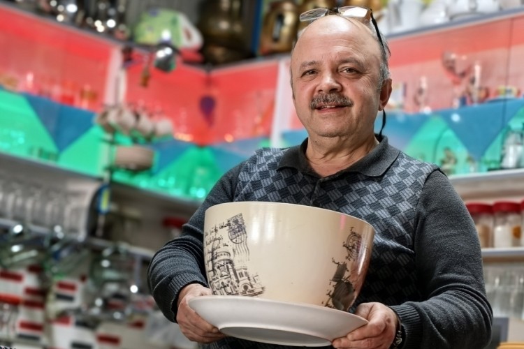 Bursa'da gülümseten esnaf: Bürokratlara bile şaka yaptı!