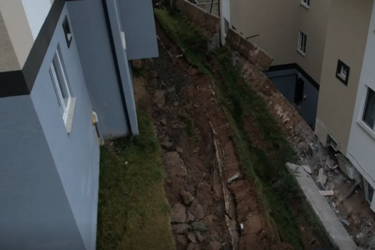 Sakarya'da korkutan olay! İstinat duvarı çöktü: 3 bina tahliye edildi 