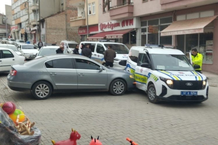 "Dur" ihtarına uymadı, ekip otosuna çarptı: Yaya kaçarken yakalandı