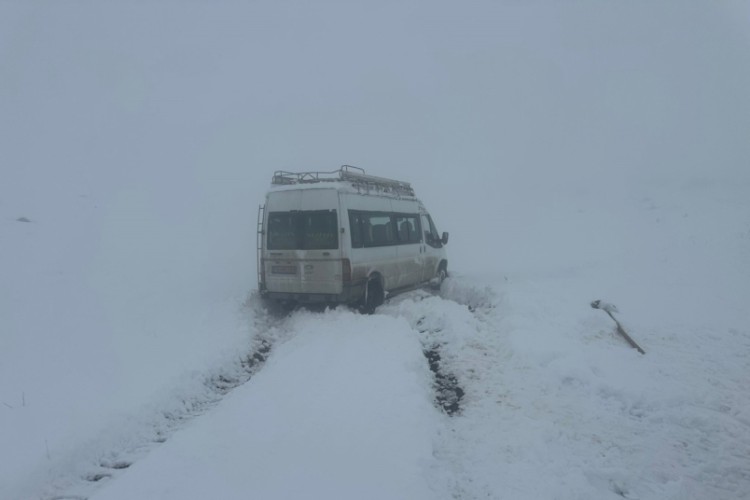 57 köy yolu ulaşıma kapandı, şarampole devrilen minibüs kurtarıldı