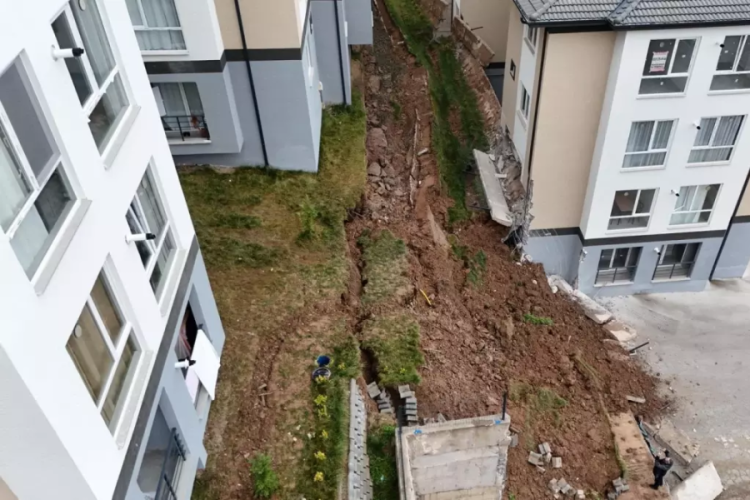 Sitenin istinat duvarı çöktü; 32 kişi tahliye edildi