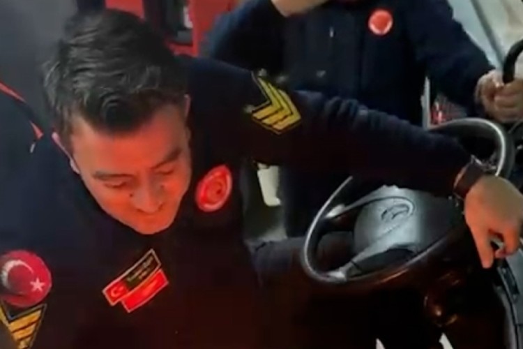 İtfaiye şoförüne yürek hoplatan sürpriz: "Anam anam benim ev"