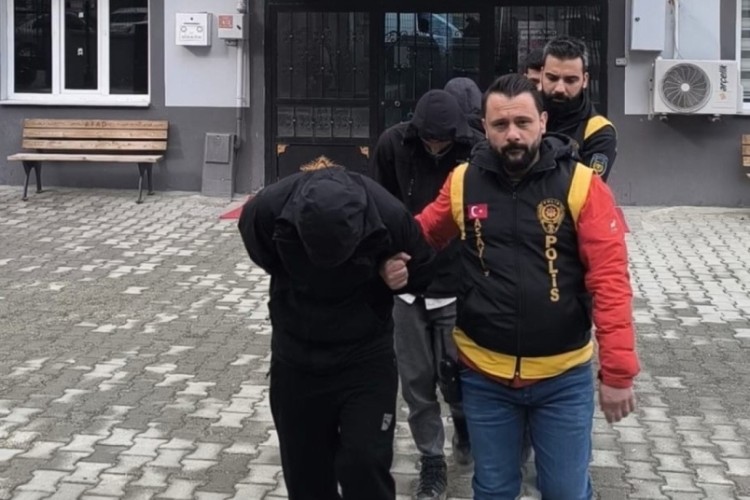 Emekli maaşını gasp eden 4 ş&uuml;pheli tutuklandı