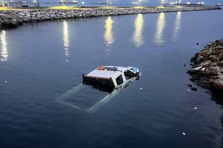 İstanbul'da zabıta aracı denize düştü! 