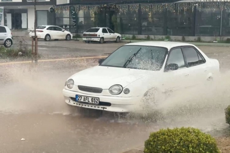 Sağanak yağmur, su baskınlarına yol açtı! 