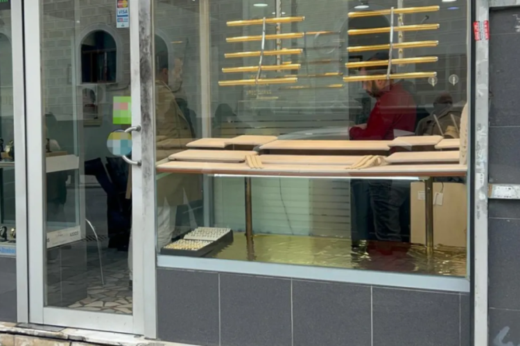 İstanbul'da kuyumcu soygunu! Altınları vermeyen dükkan sahibini vurdular 
