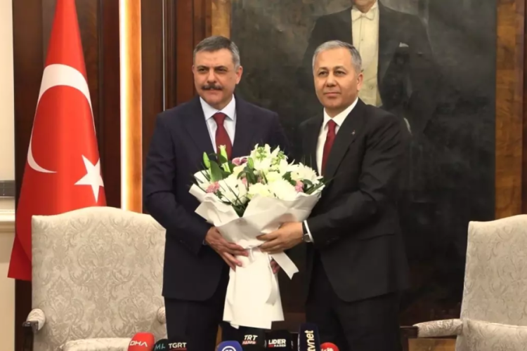 İçişleri Bakanlığı'nda bayrak değişimi: Çiftçi, görevi Yerlikaya'dan devraldı