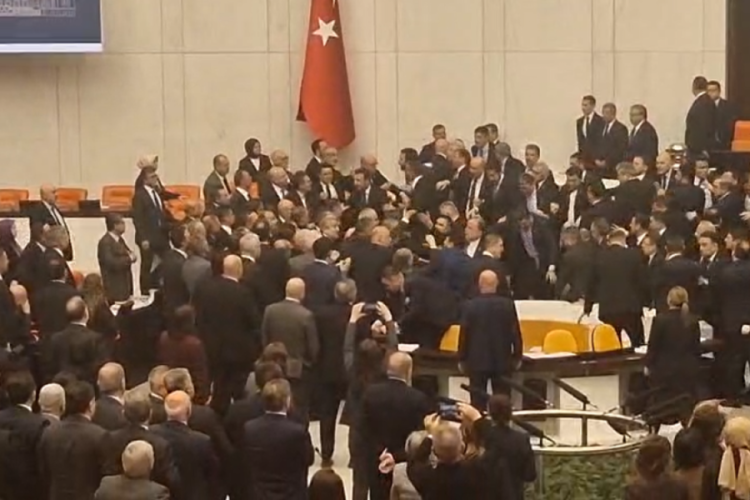 Meclis'te yemin öncesi yumruklu kavga!