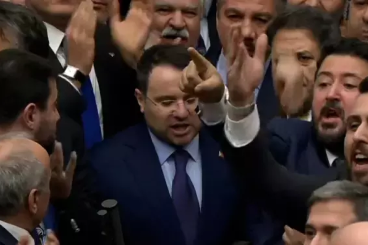 Meclis'te kavga sonrası etten duvar örüldü! Kürsüde böyle yemin ettiler...