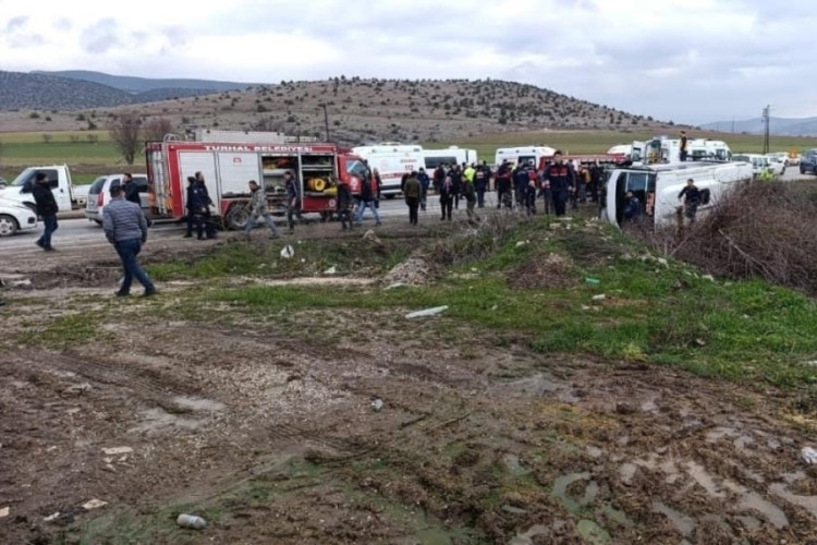 Tokat'ta &ouml;ğrenci servisi otomobille &ccedil;arpıştı: 6 &ouml;ğrenci yaralandı