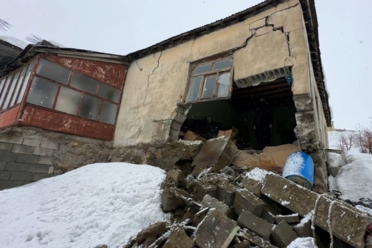 Yüksekova'da bir evin duvarı yıkıldı: "Deprem oluyor sandım"