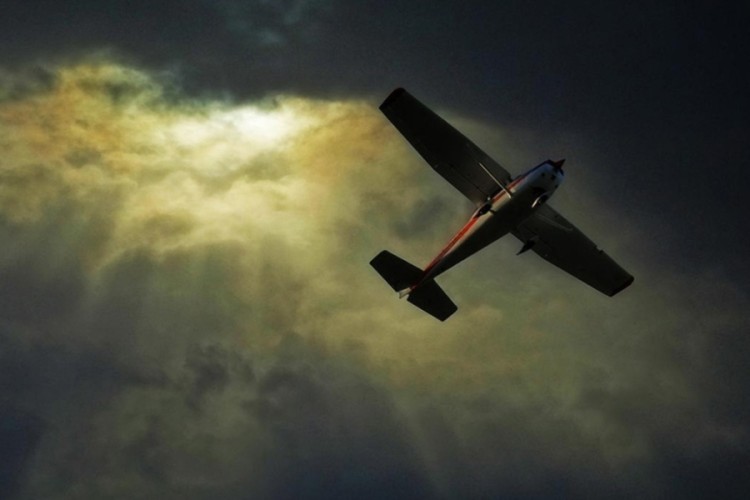 Havada korkunç anlar! Pilotları silahla vurdular