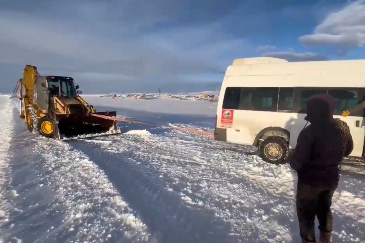 Kars'ta yolda mahsur kalan öğrencilerin imdadına ekipler yetişti