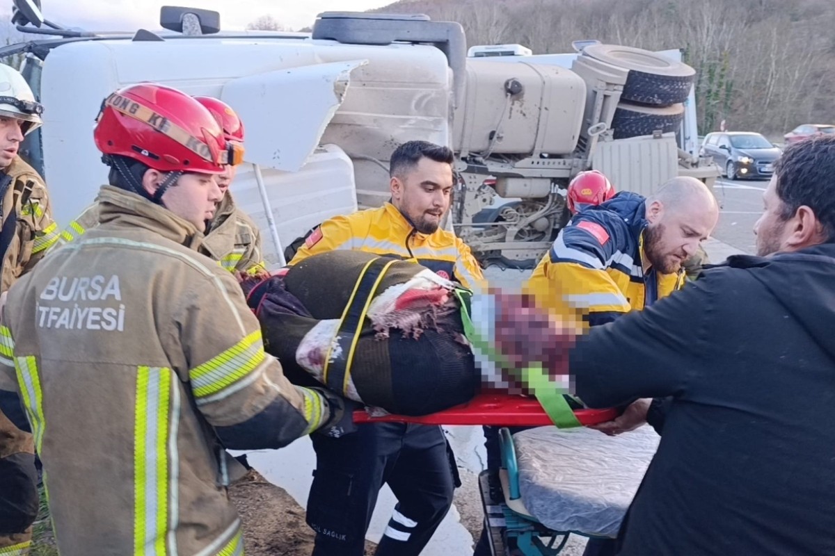 Bursa'da kontrolden çıkan beton mikseri devrildi! Hayati tehlikesi var...