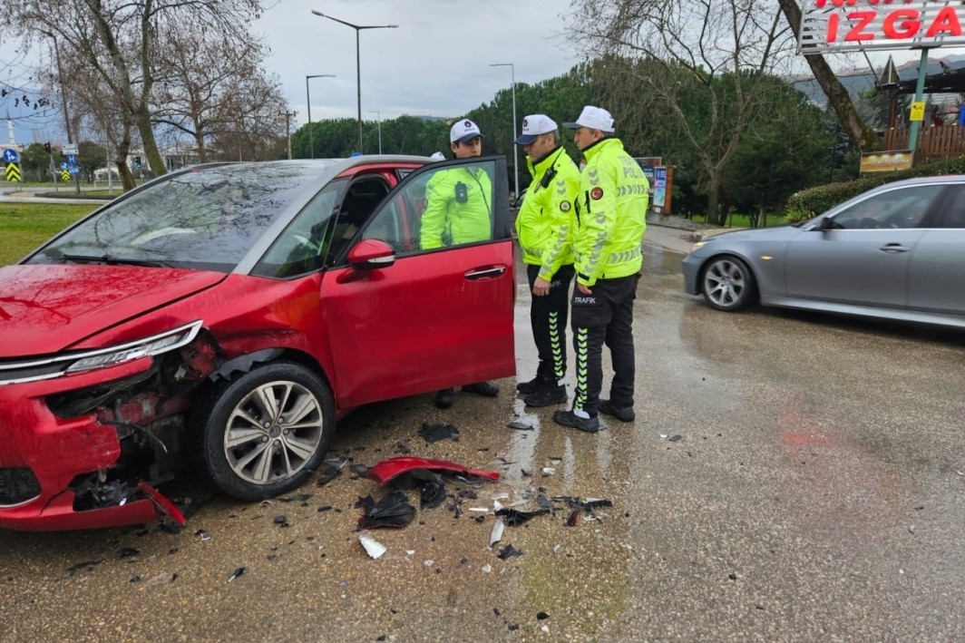 Bursa'da yola dökülen mazot yüzünden ortalık birbirine girdi!
