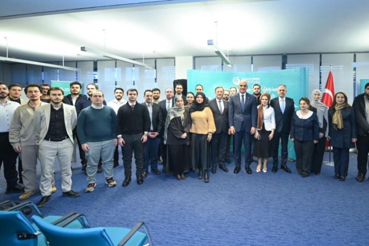 Bakan Ersoy, Berlin'de T&uuml;rk&ccedil;e &ouml;ğrenen gen&ccedil;lerle buluştu