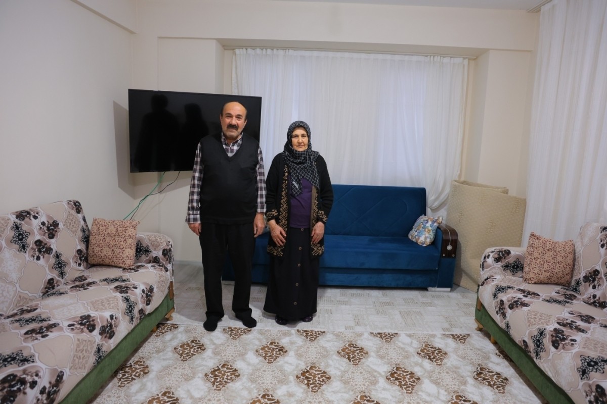 Cumhurbaşkanı Erdoğan'ın a&ccedil;ıkladığı &ouml;deme kolaylığı, k&ouml;y evlerine taşınan depremzedeleri de sevindirdi