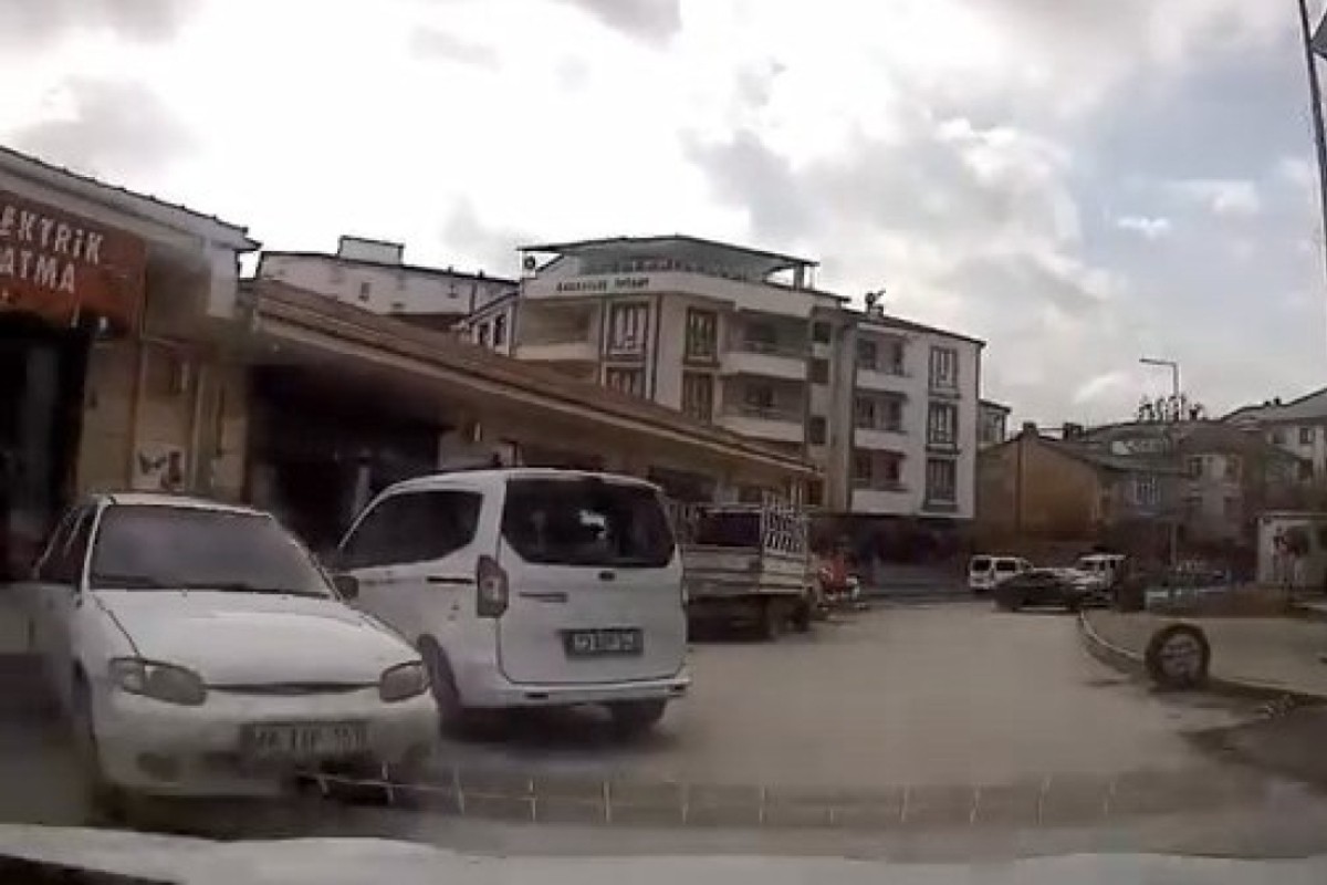 Elazığ'da kaza ucuz atlatıldı: Saniyelerle &ouml;l&uuml;mden d&ouml;nd&uuml;