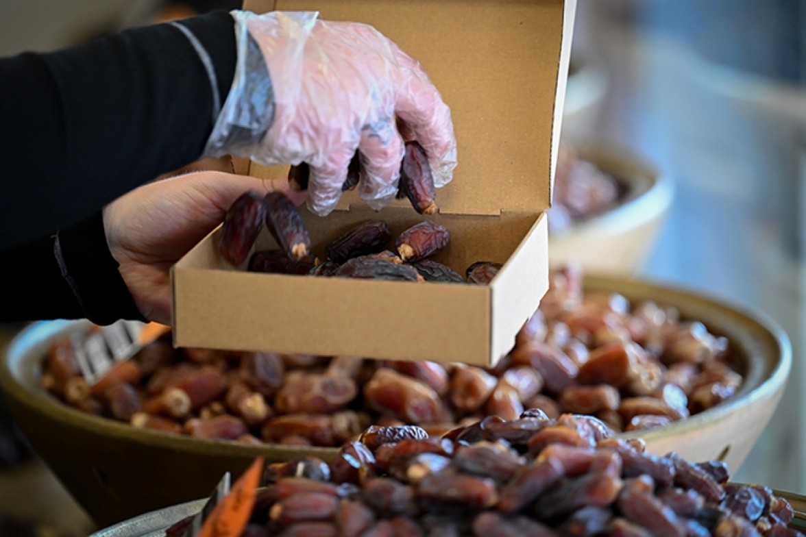 Ramazan ayının gözdesi hurma tezgahlardaki yerini aldı