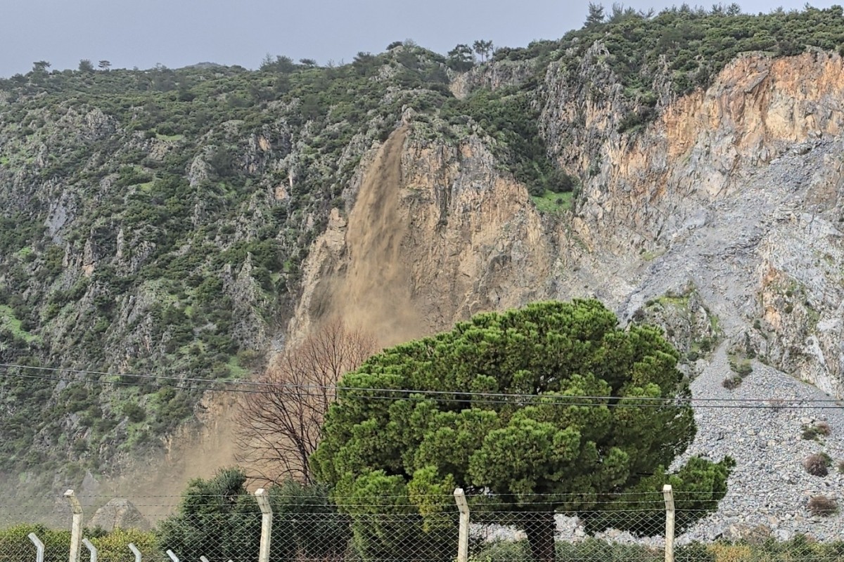 Dağdan akan sular adeta şelaleye döndü
