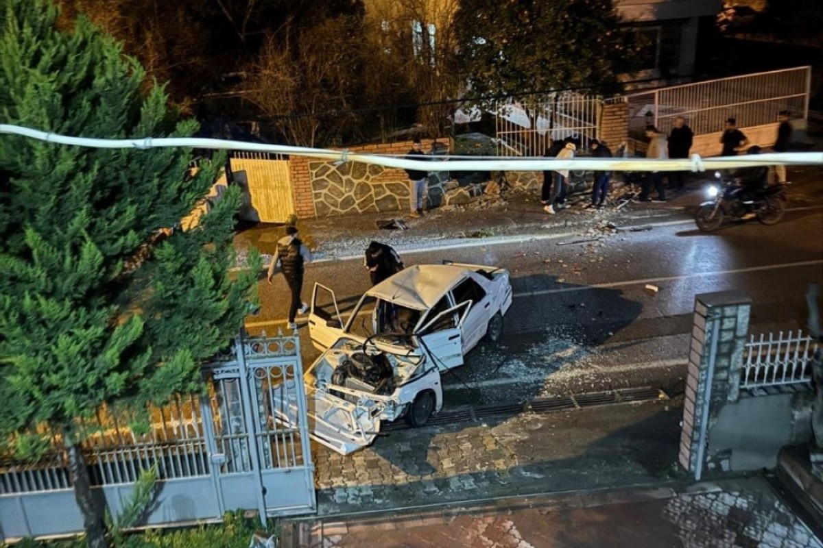 Bahçe duvarına çarpan otomobilin sürücüsü yaralandı