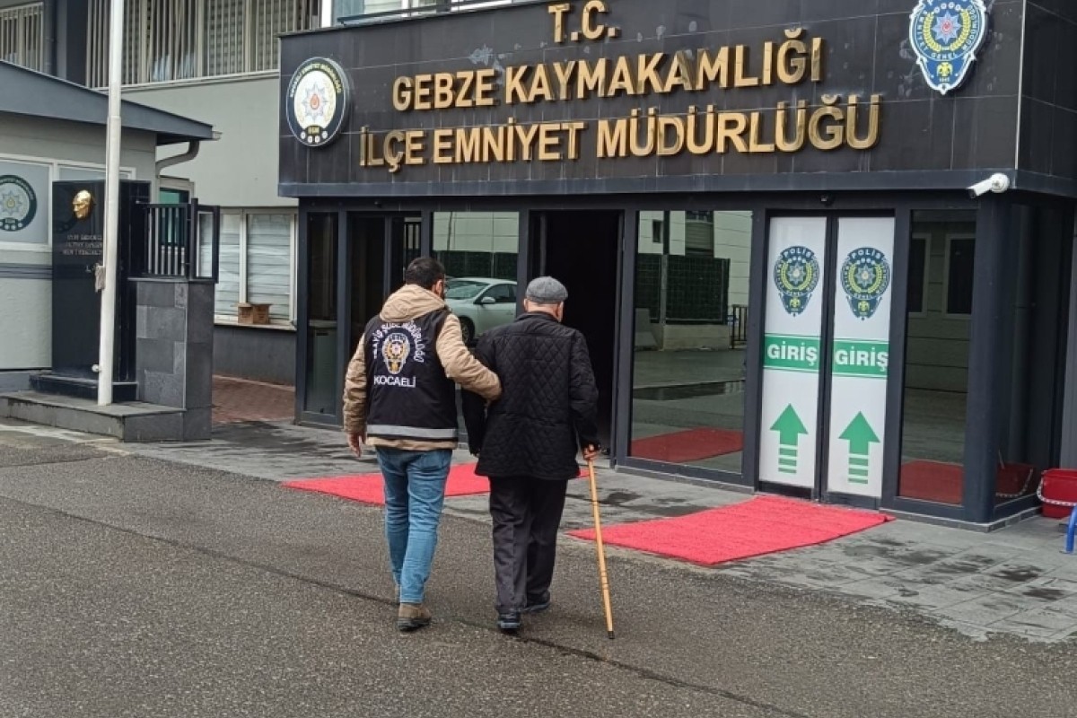 Dolandırıcılıktan aranıyordu, emniyete bastonuyla götürüldü