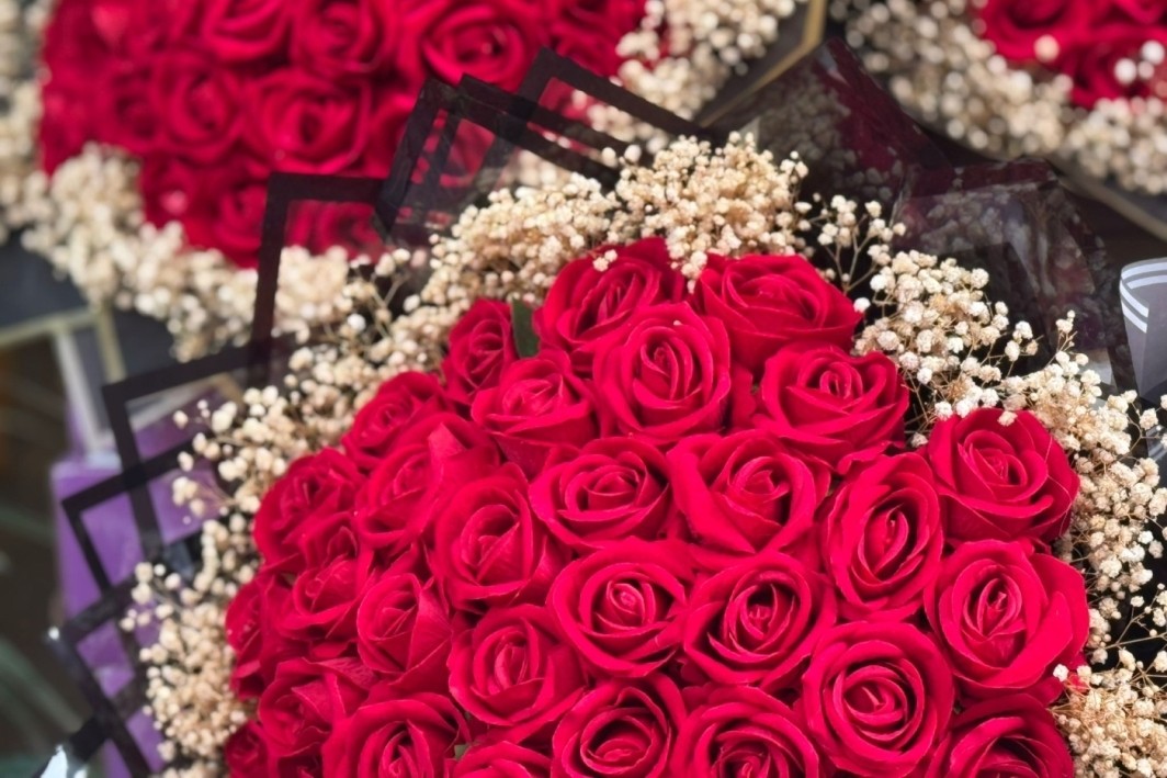 Bursa'da çiçekçi esnafının Sevgililer Günü mesaisi!