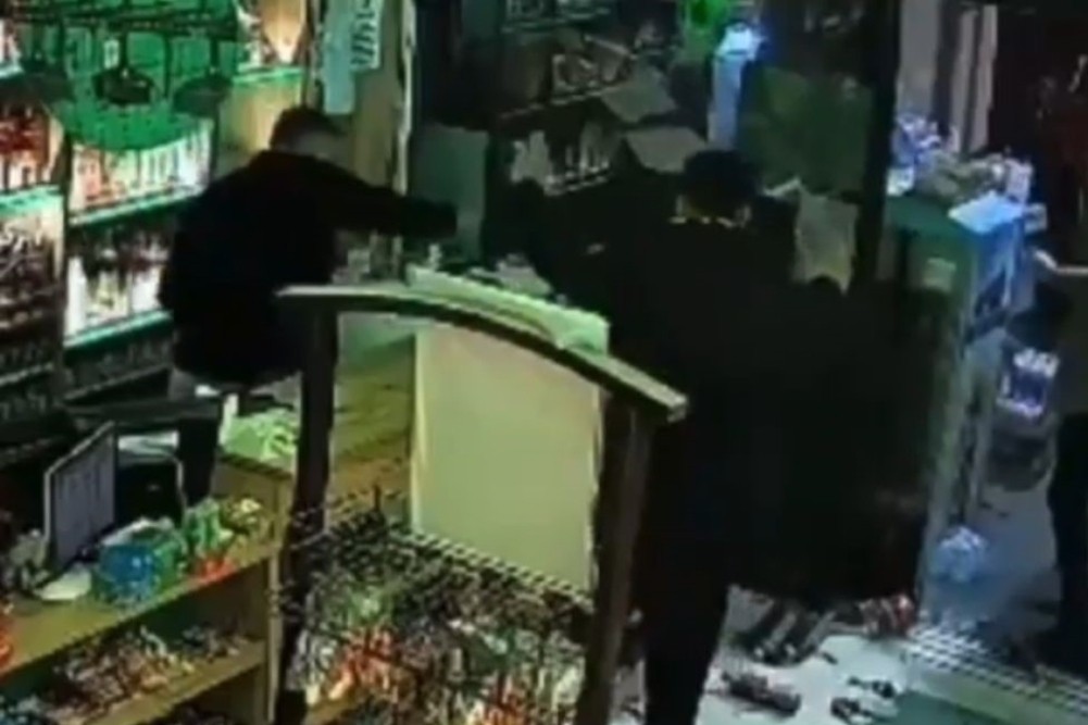 Bursa'da para üstü için markette kavgaya tutuştular! Ürünler havada uçuştu...