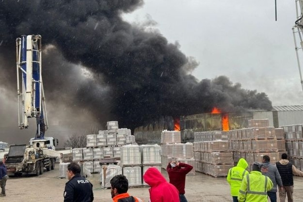Balıkesir'de yapı malzemeleri deposunda korku dolu anlar! Alevler yükseldi...