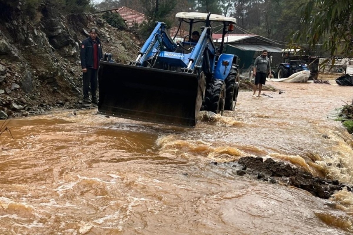Muğla'da sağanak dereler taştı: Ev ve seraları su bastı 