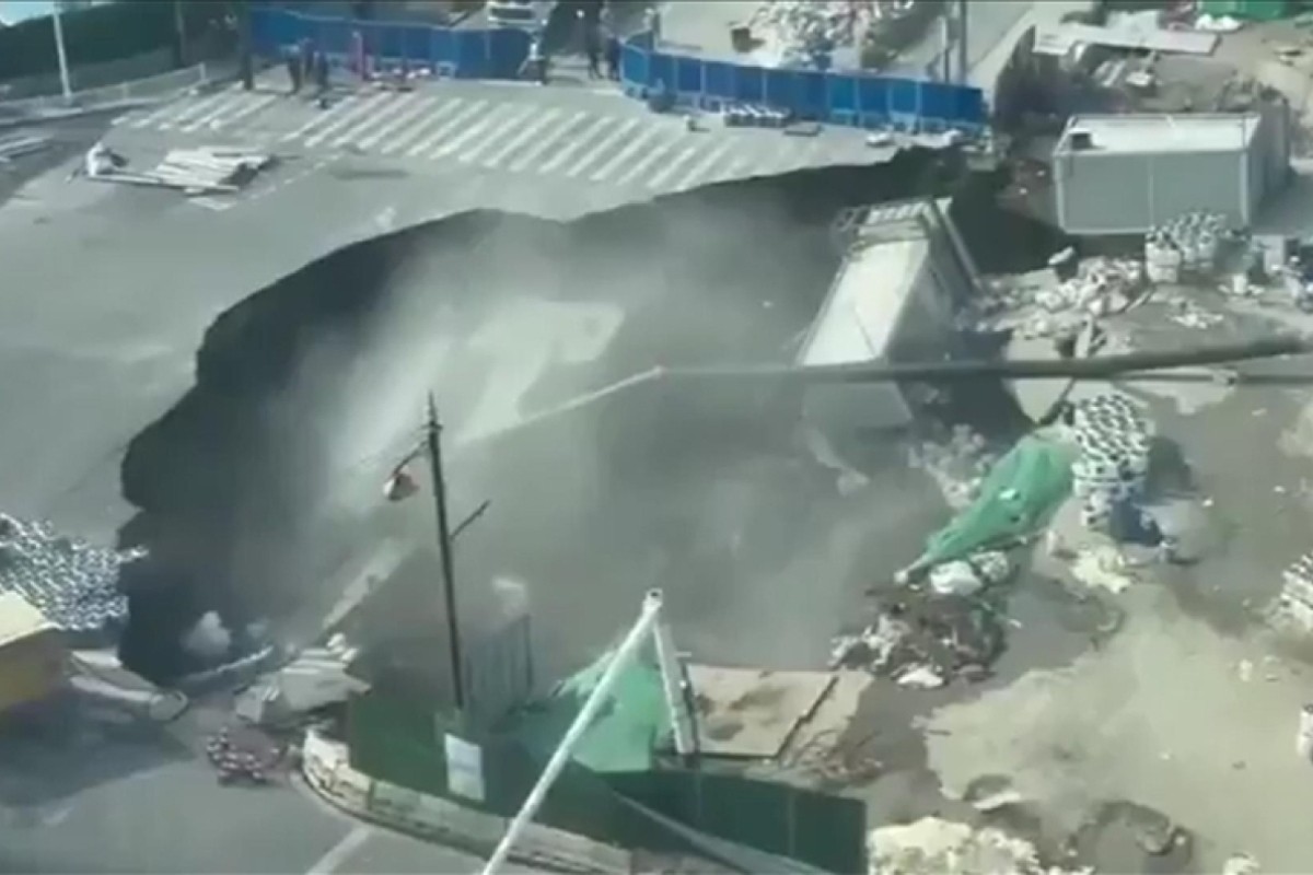 Şanghay'da metro inşaatının sürdüğü güzergahtaki kavşak çöktü