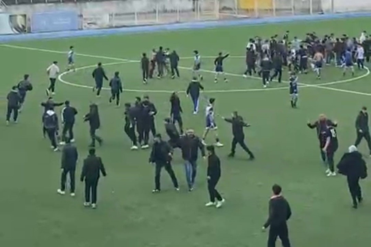 Futbol maçında ortalık savaş alanına döndü!