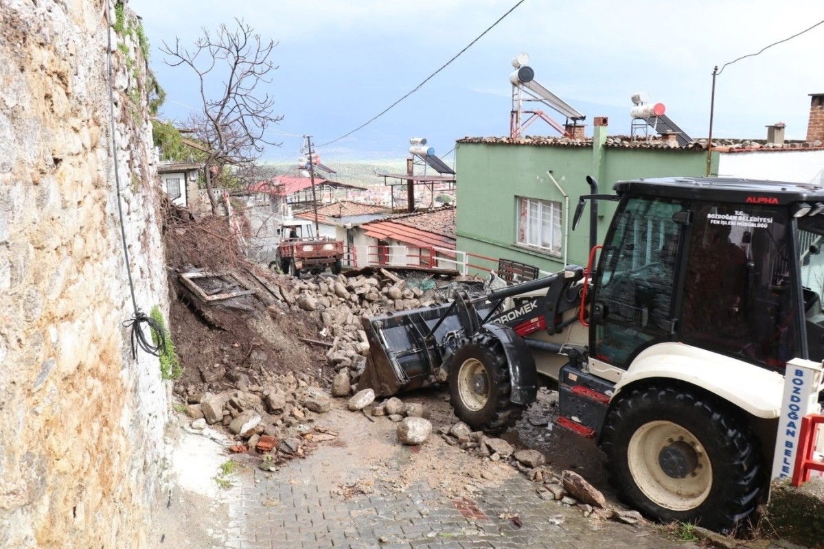 Kuvvetli yağışa dayanamadı, çöktü