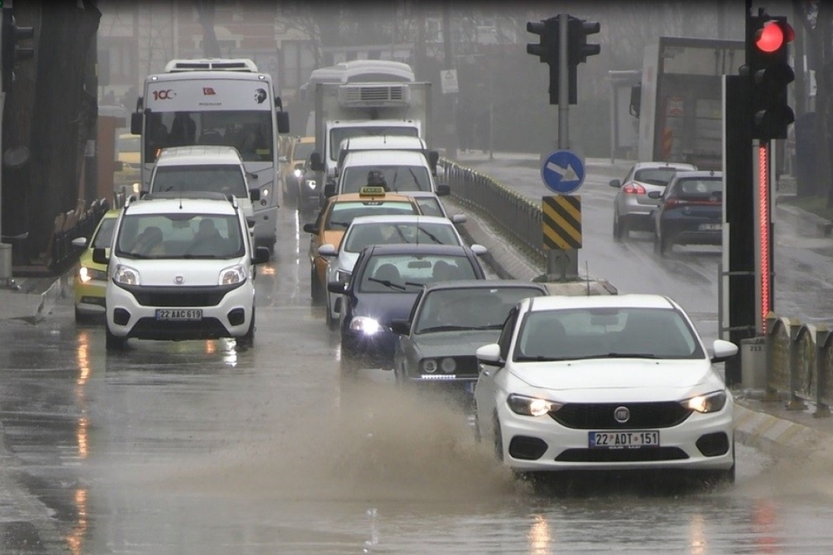 Cadde ve sokaklar göle döndü