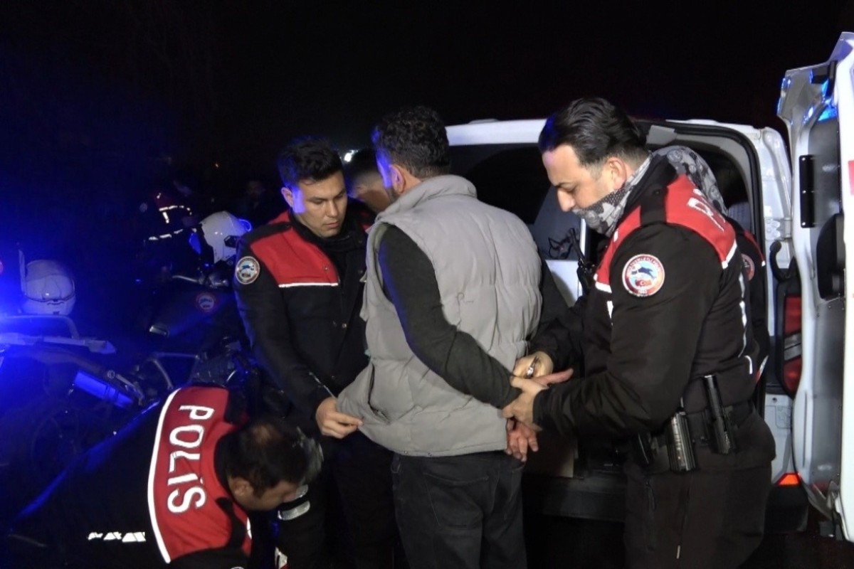 Benzin dökerek hem kendinin hem de kız arkadaşının aracını yaktı