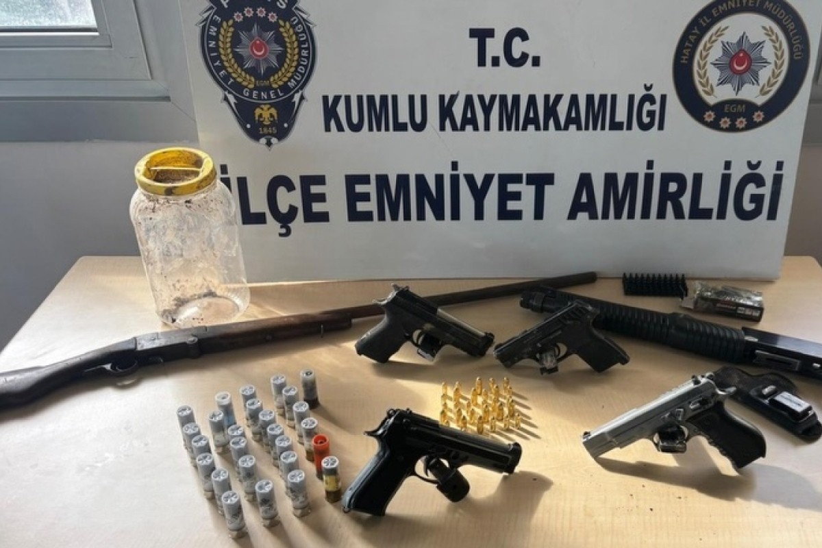 Hatay'da toprağa gömülü silahlar ele geçirildi 