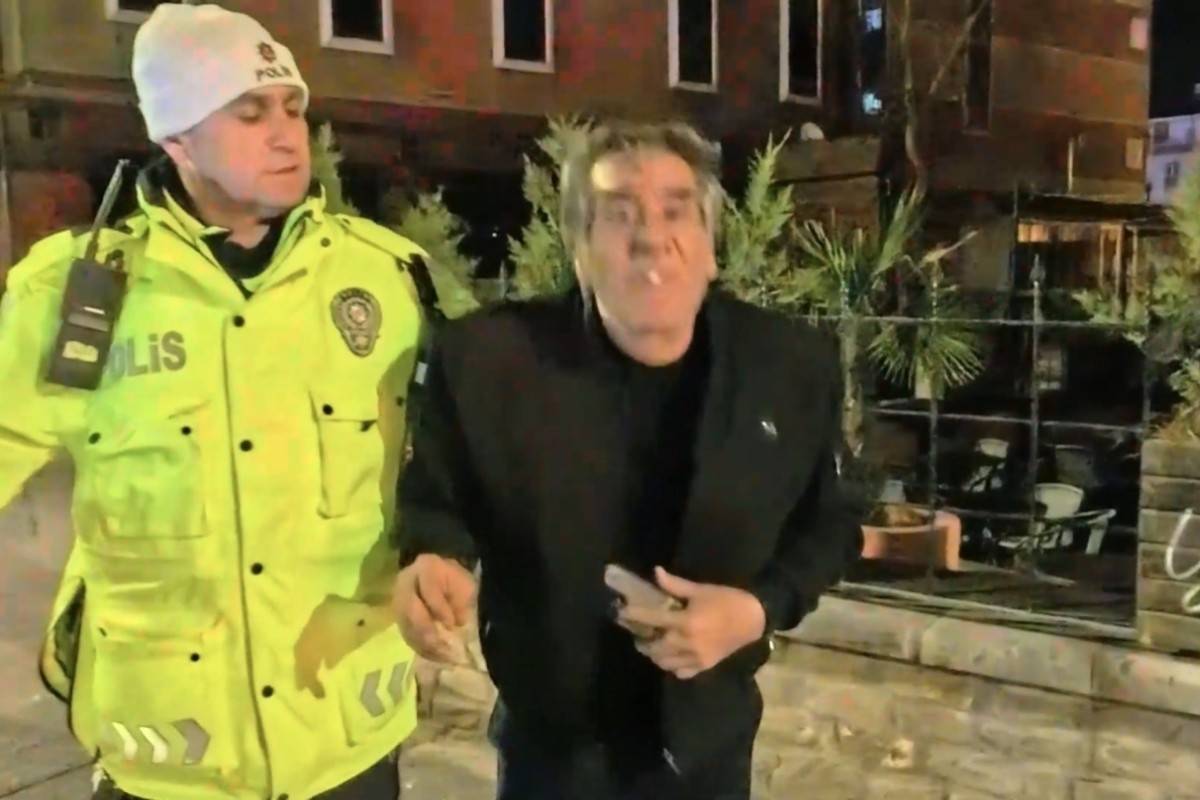 2.14 promil alkolle yakalandı: Gazeteciye el sallayıp yüzüne tükürdü