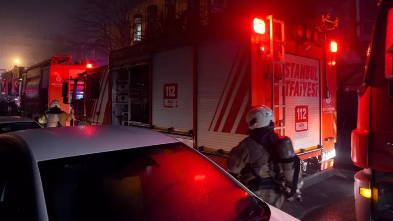 İstanbul'da iş hanında yangın! Mahsur kalan 11 kişi kurtarıldı