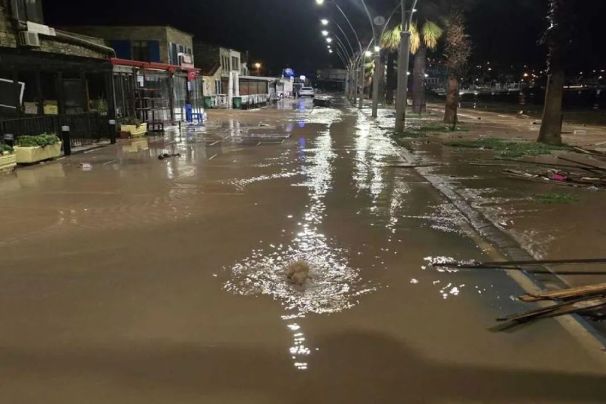 İzmir'i sağanak vurdu! Dereler taştı, Fo&ccedil;a'yı su bastı