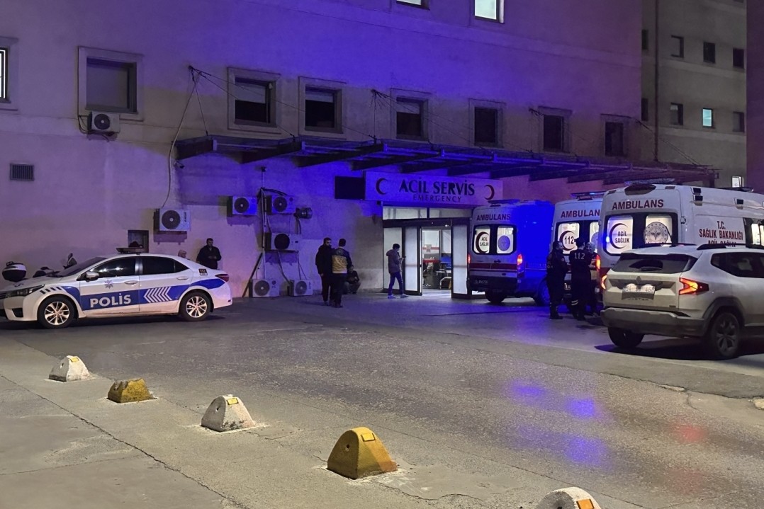 Arkadaşına kanser olduğunu s&ouml;yleyip silahıyla kendini vurdu