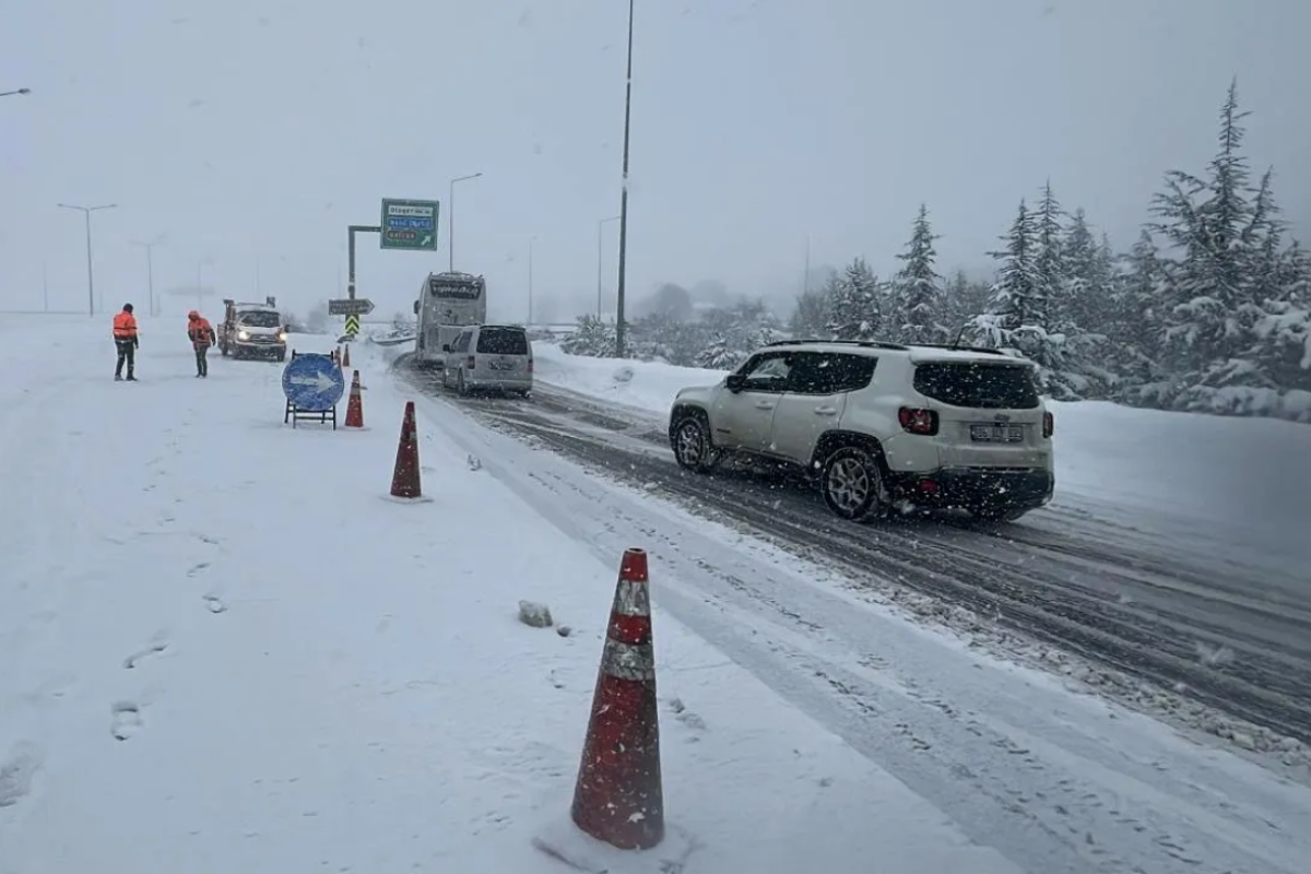 Erciyes Kayak Merkezi yolu kardan trafiğe kapandı 