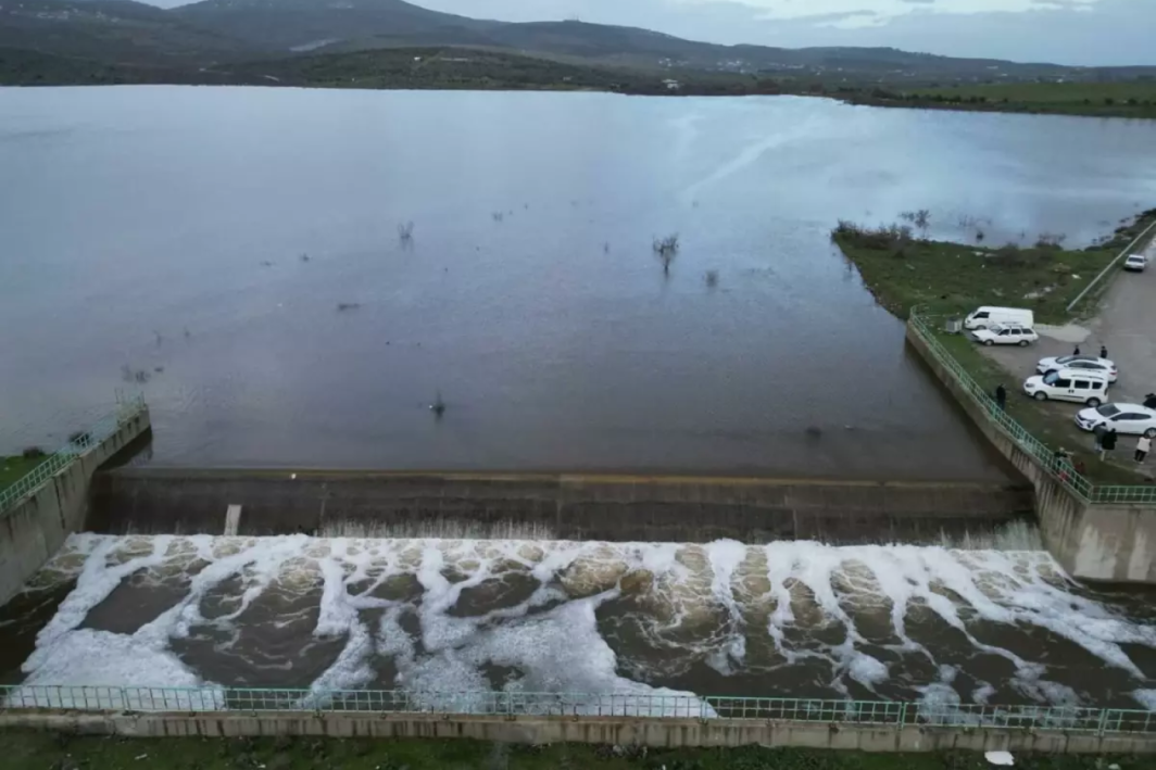 Manisa'da Bağyolu Barajı taştı, vatandaşlar su salımını izlemeye koştu
