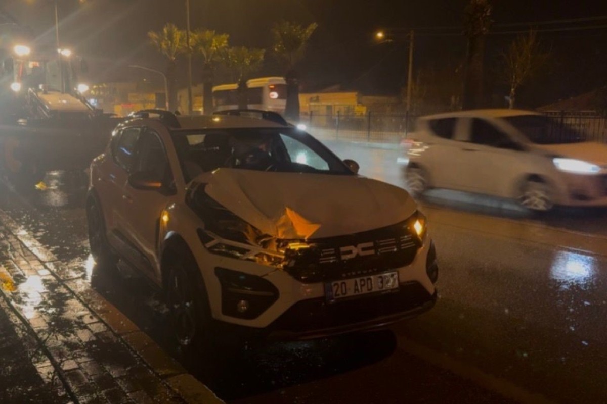 Kepçe ile çarpışan otomobilde maddi hasar meydana geldi