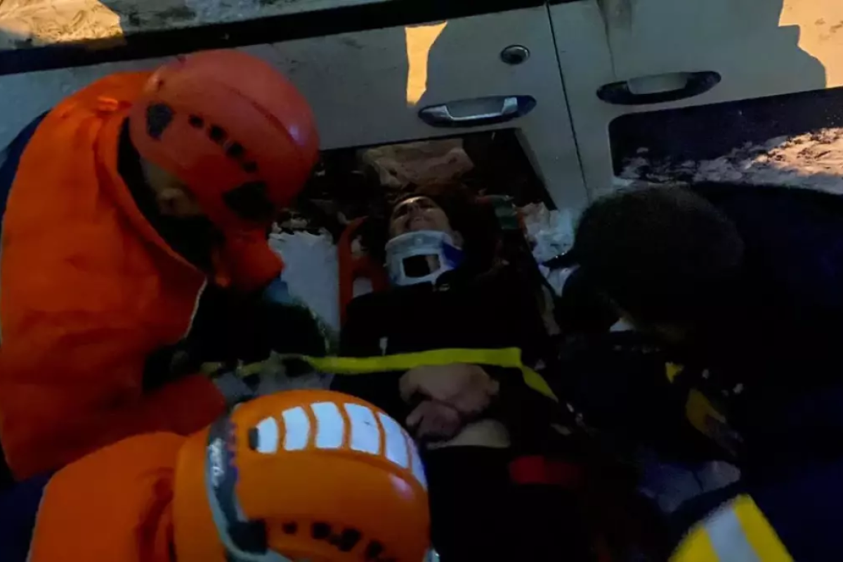 Kars'ta araç şarampole yuvarlandı! Yaralılar var...