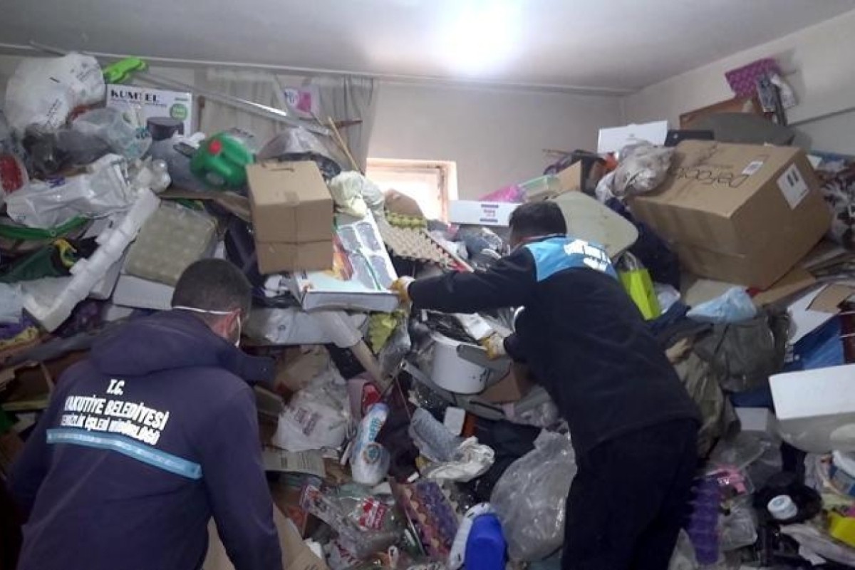 İnanılmaz manzara! Yaşlı adamın evinden 25 ton çöp çıktı!