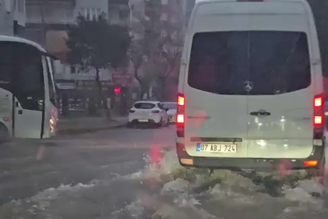 Antalya'yı sağanak vurdu; 7 ilçede okullar tatil edildi
