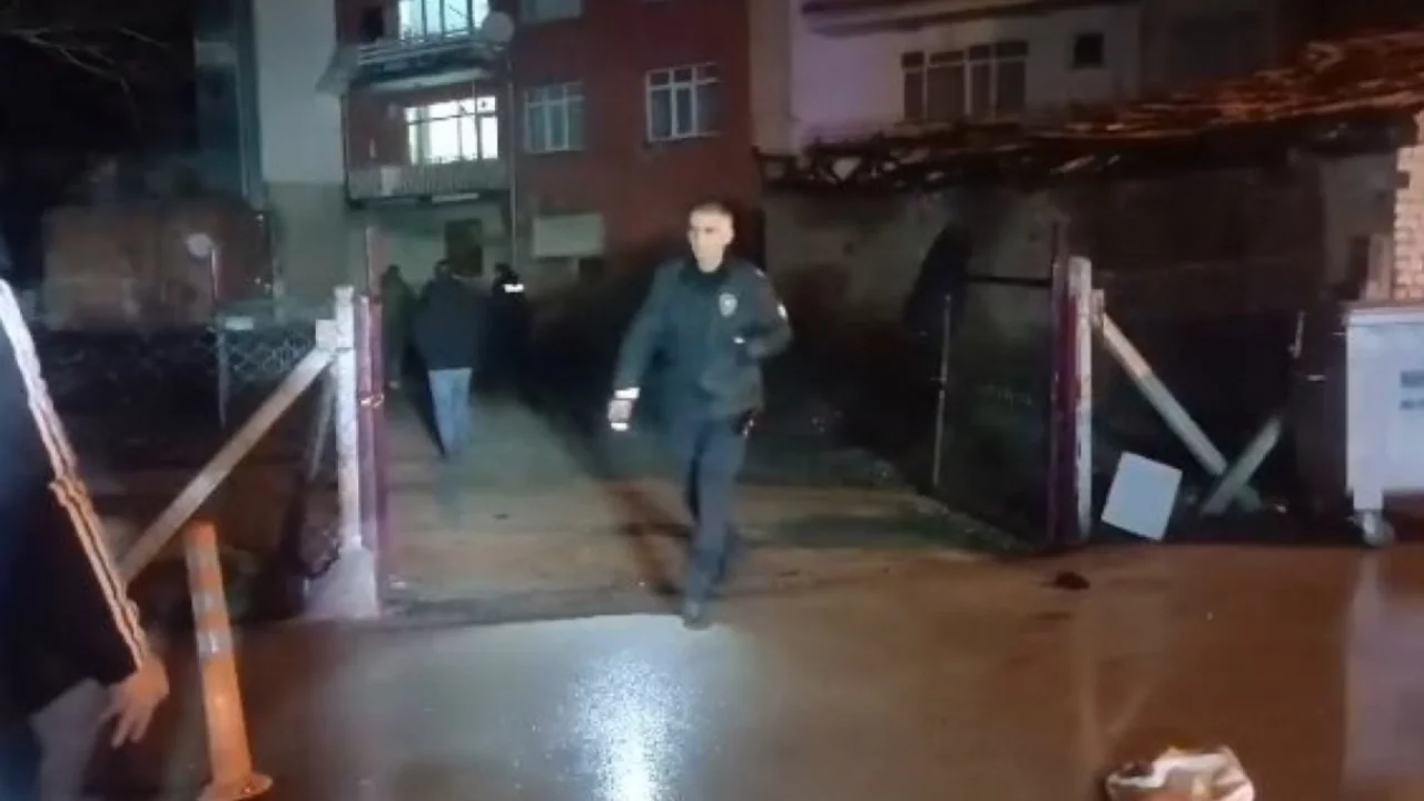 Sokak ortasında 2 kişi, bacaklarından vuruldu