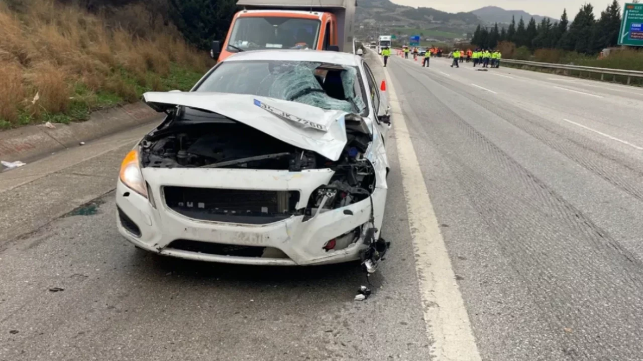 Temizlik işçilerine otomobil çarptı! Feci kazada ölü ve yaralılar var 