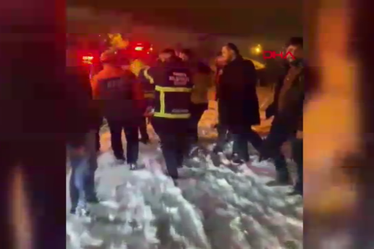  Buzlanan yolda hafif ticari araç takla attı: 2 yaralı