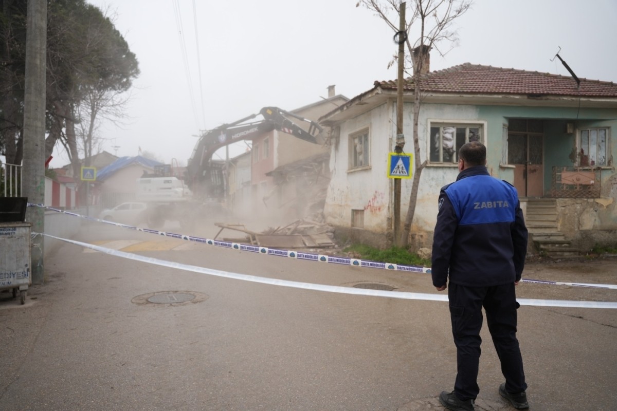 Yenişehir'de okul karşısındaki tehlikeli bina yıkıldı!